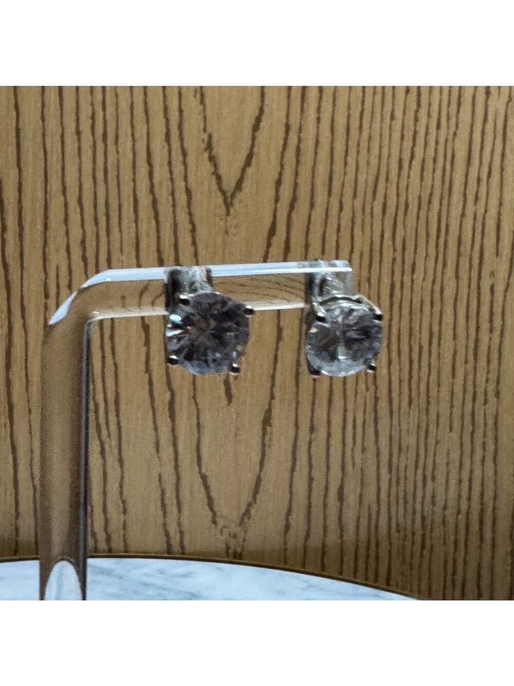 3/4 Swaraski crystal earrings ❤️